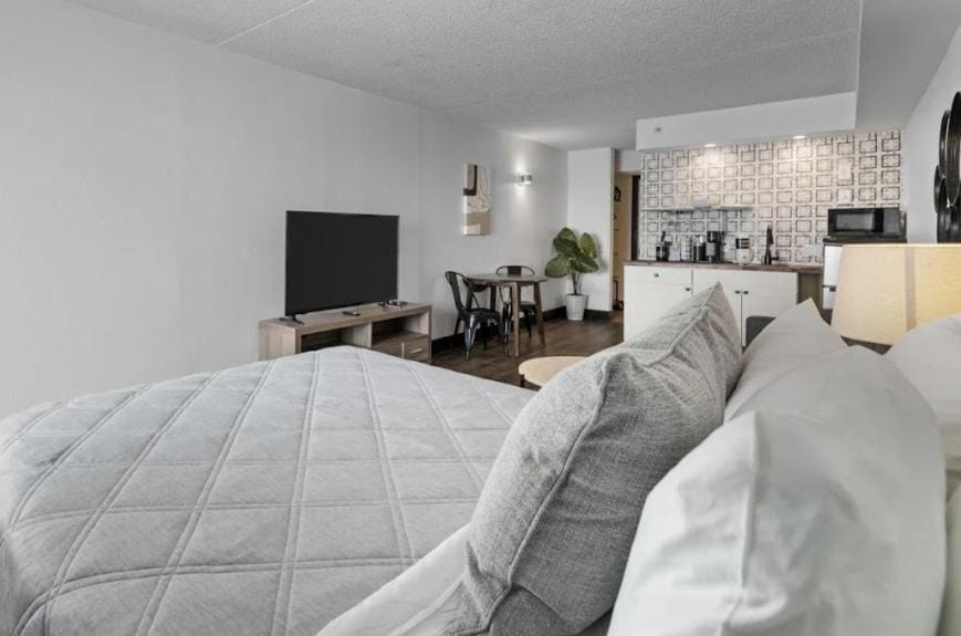 Direct Ocean Front Queen Suite! Sea Mist Resort 21006 - Perfect for 2 guests! House in Myrtle Beach