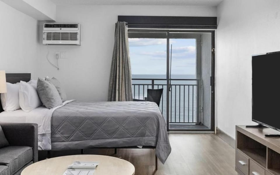 Direct Ocean Front Queen Suite! Sea Mist Resort 21006 - Perfect for 2 guests! House in Myrtle Beach