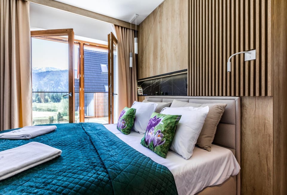 Bedroom, Mountain view