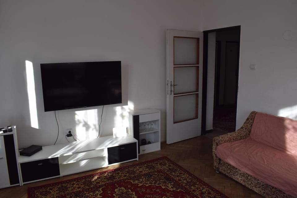 Communal lounge/ TV room, TV and multimedia, Living room, Seating area, Evening entertainment
