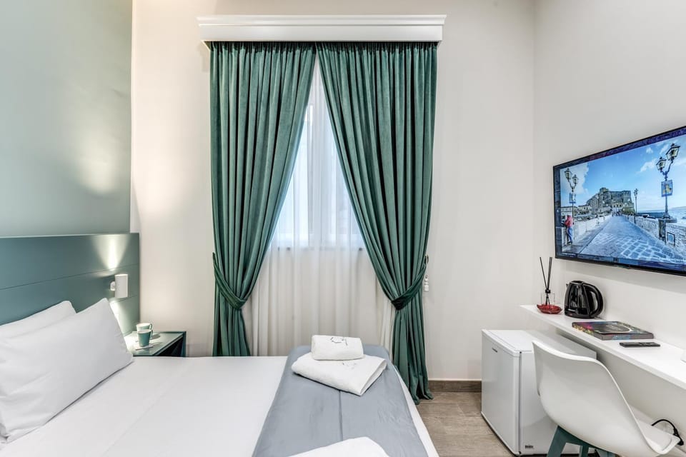Bed, TV and multimedia, Photo of the whole room, Bedroom