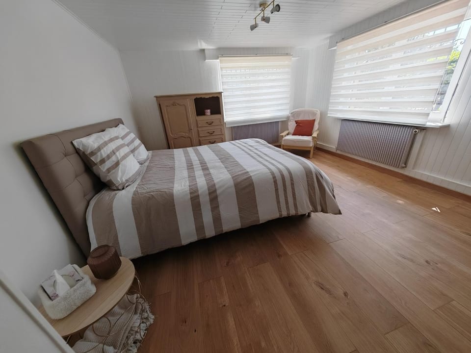 Photo of the whole room, Bedroom