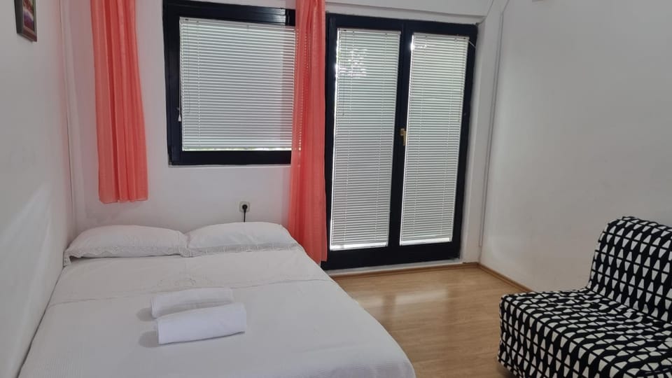 Bed, Living room, Photo of the whole room, Seating area, Bedroom, towels