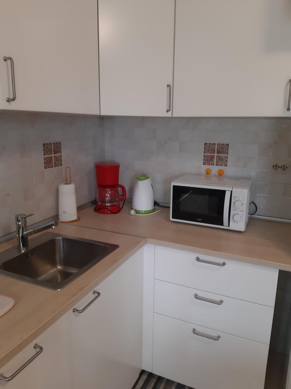 Kitchen or kitchenette, minibar