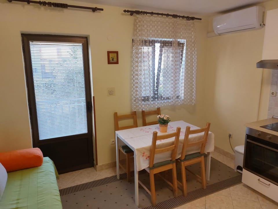 Kitchen or kitchenette, Dining area, air conditioner
