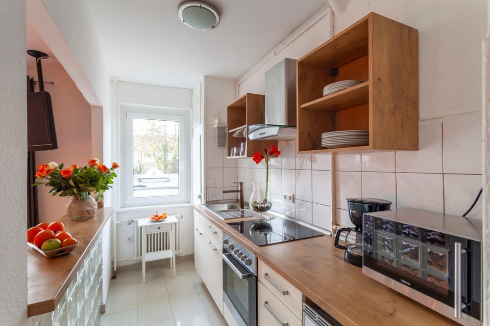 Kitchen or kitchenette, minibar