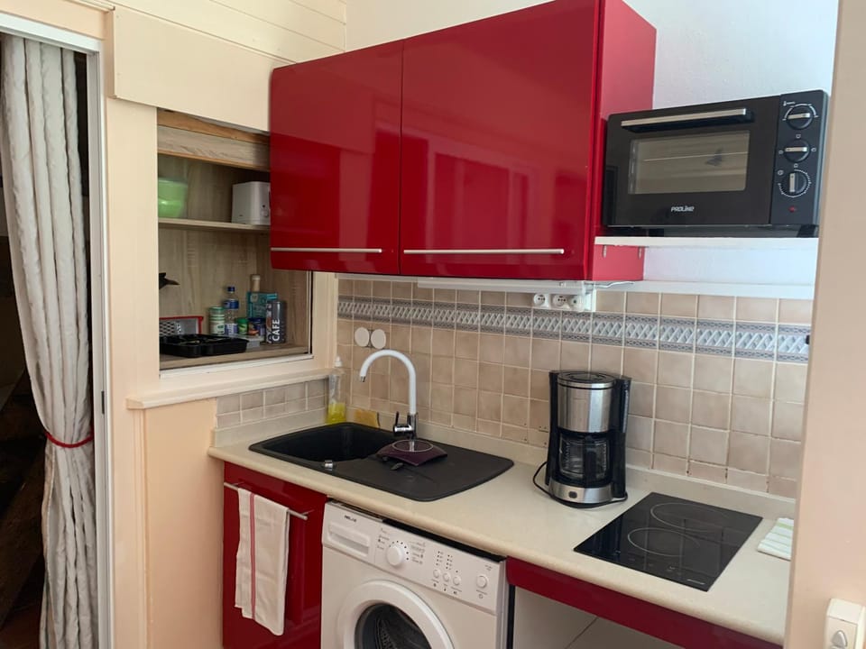 Kitchen or kitchenette, oven, stove, toaster, washing machine