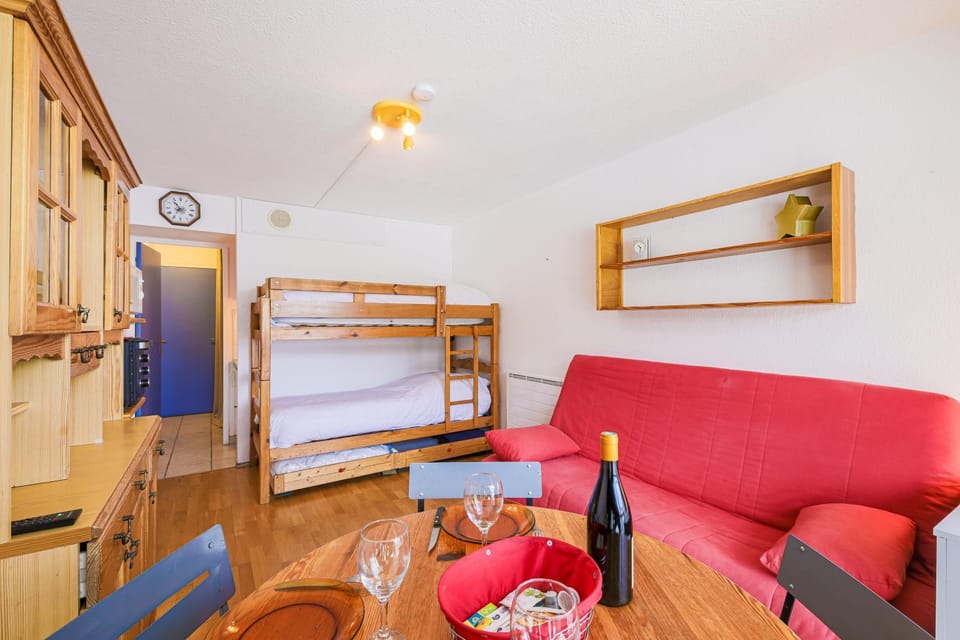 Living room, Seating area, bunk bed