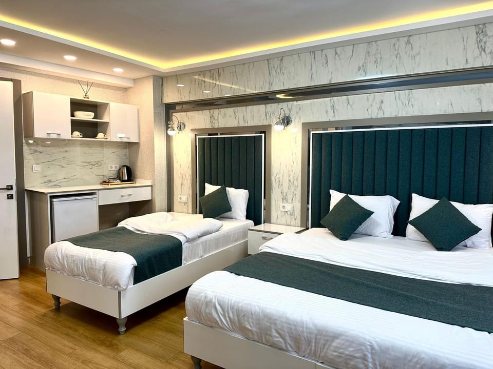 Bed, Kitchen or kitchenette, Bedroom