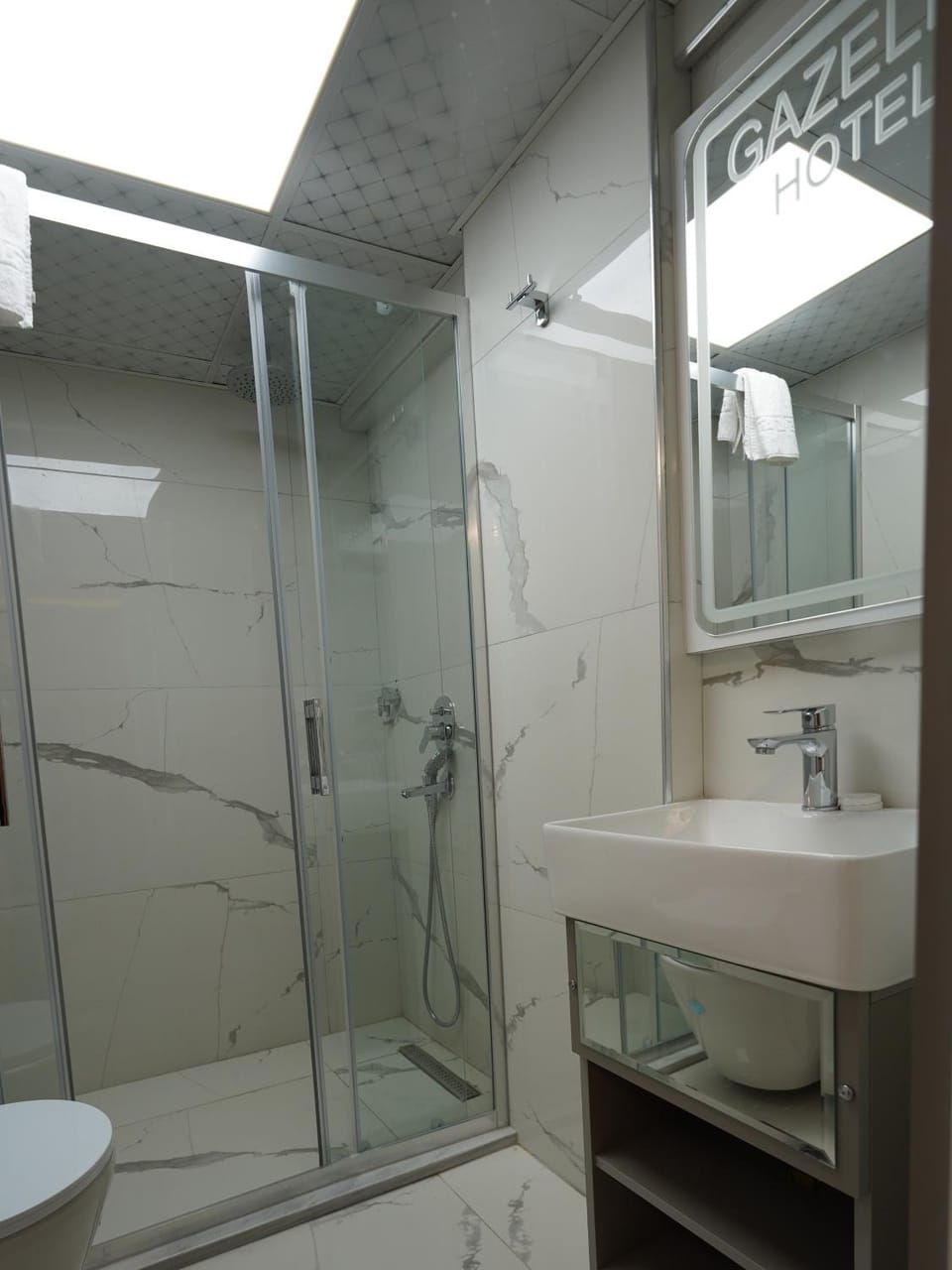 Shower, Toilet, Bathroom, towels