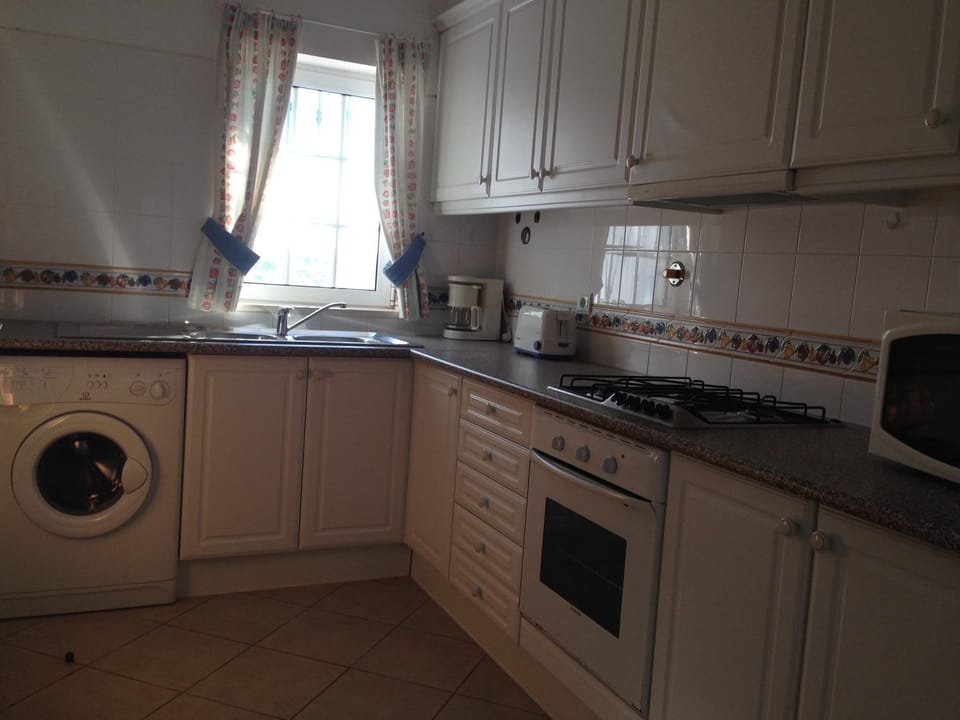Kitchen or kitchenette, minibar, toaster