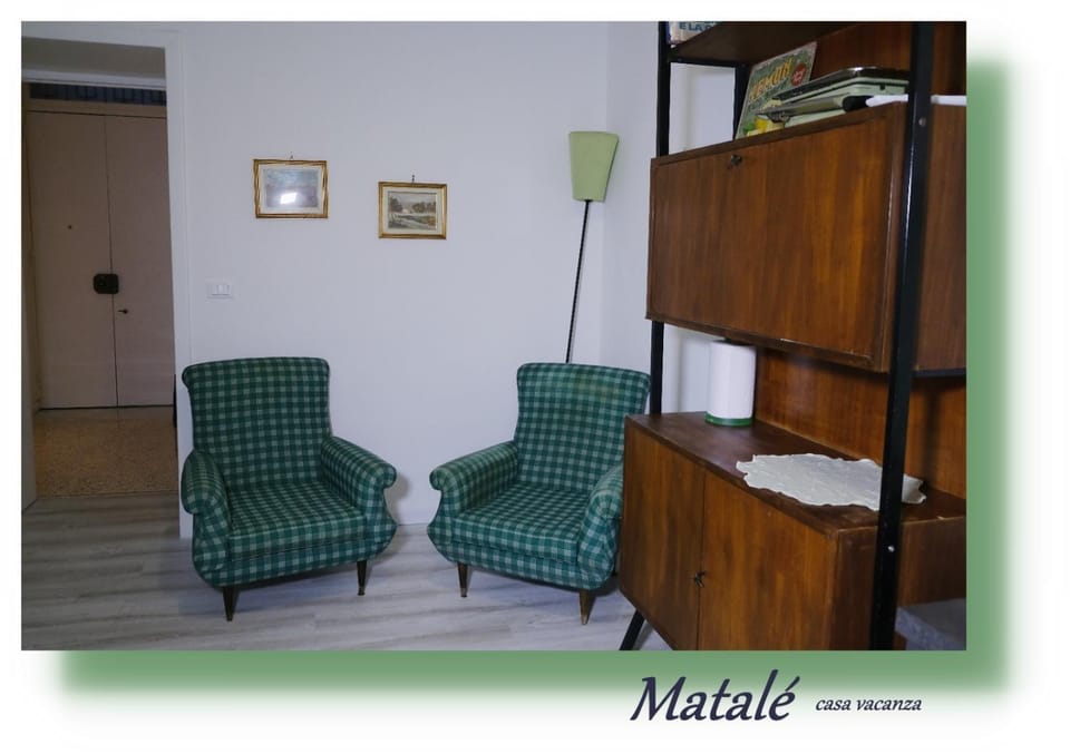 Living room, Text overlay