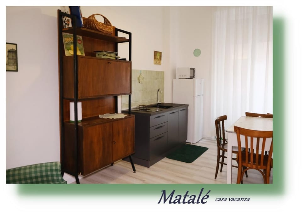 Kitchen or kitchenette, Dining area, minibar, stove