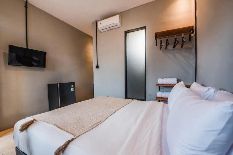 Communal lounge/ TV room, Bed, TV and multimedia, Photo of the whole room, Evening entertainment, Bedroom, towels, wardrobe, air conditioner