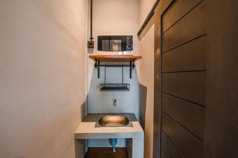 Kitchen or kitchenette, minibar, safe