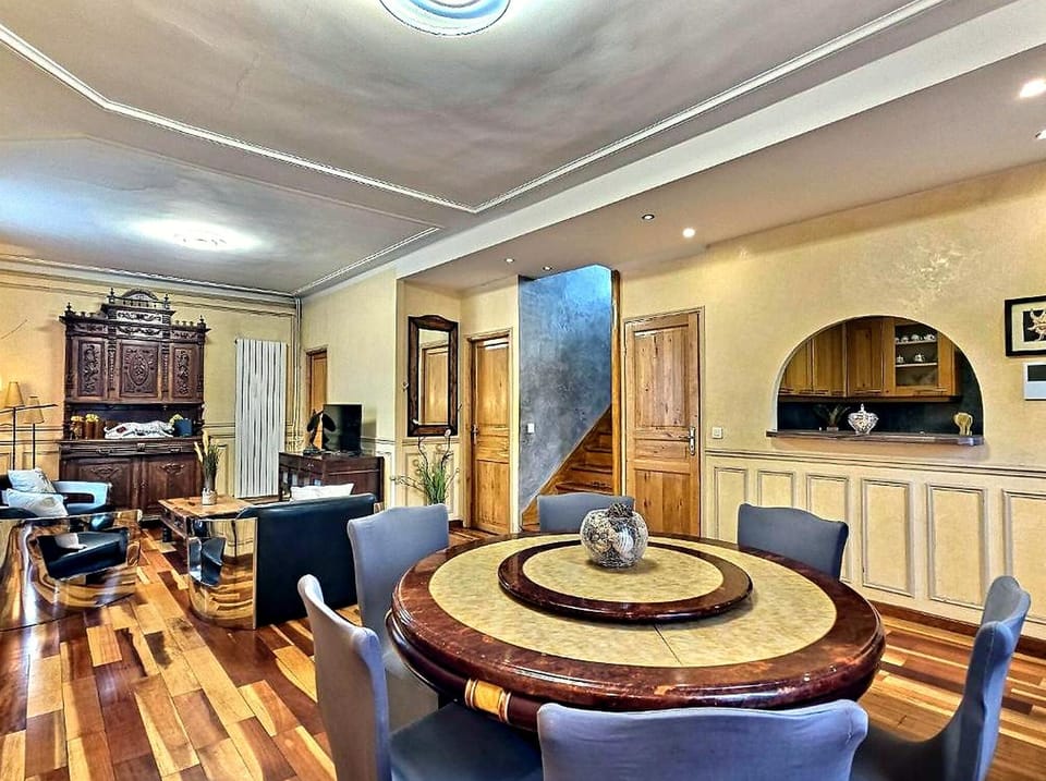 TV and multimedia, Living room, Seating area, Dining area