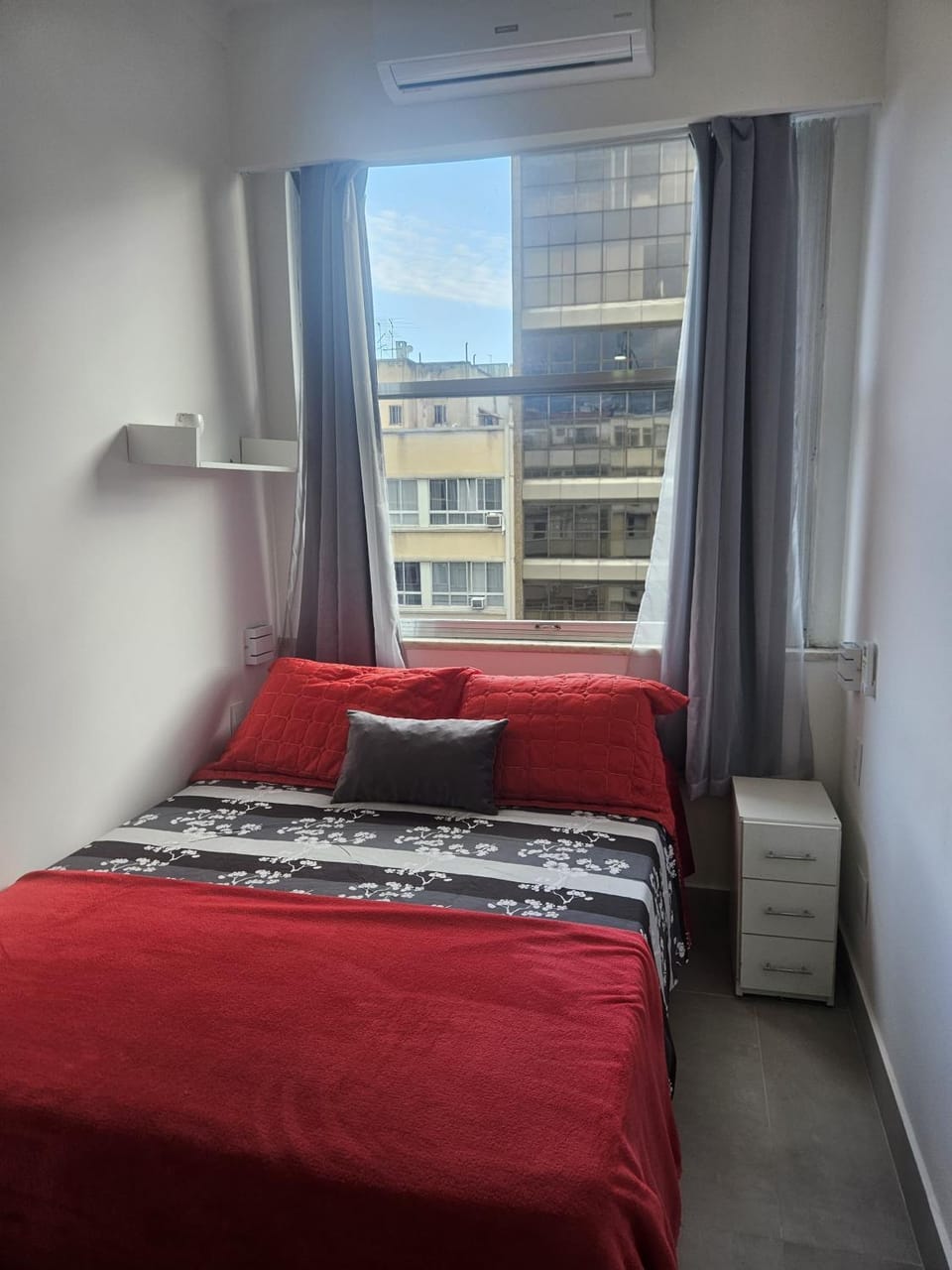 Bed, Photo of the whole room, Bedroom, air conditioner
