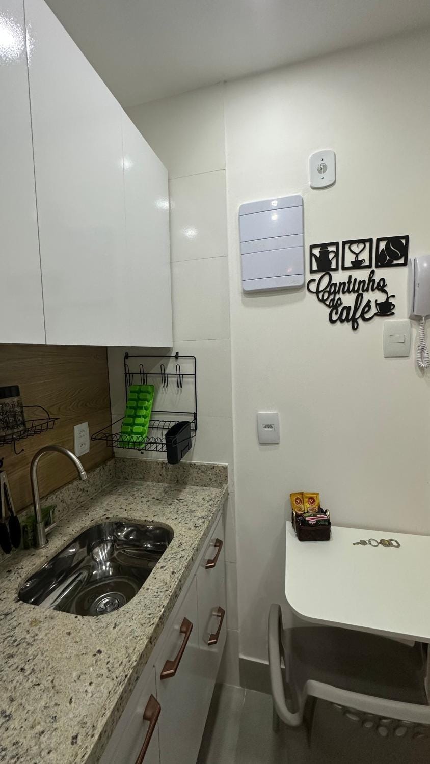 Kitchen or kitchenette, minibar, stove