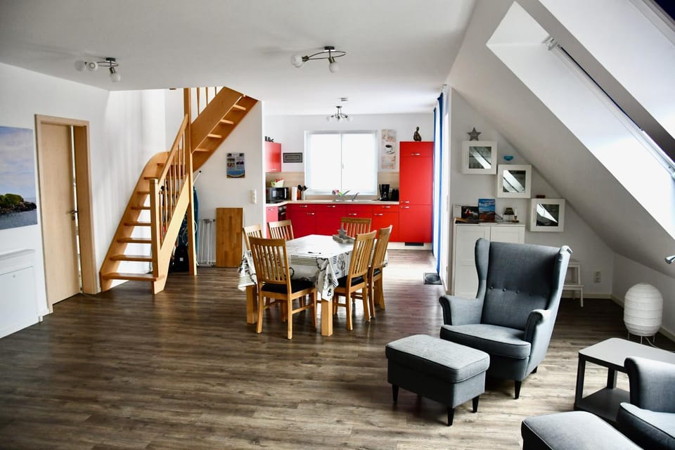 Kitchen or kitchenette, Seating area, Dining area