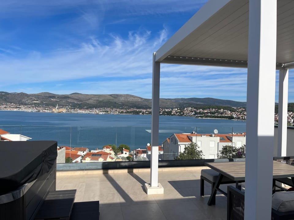 Patio, Natural landscape, Hot Tub, View (from property/room), Balcony/Terrace, Balcony/Terrace, Seating area, Dining area, City view, Mountain view, Pool view, Sea view