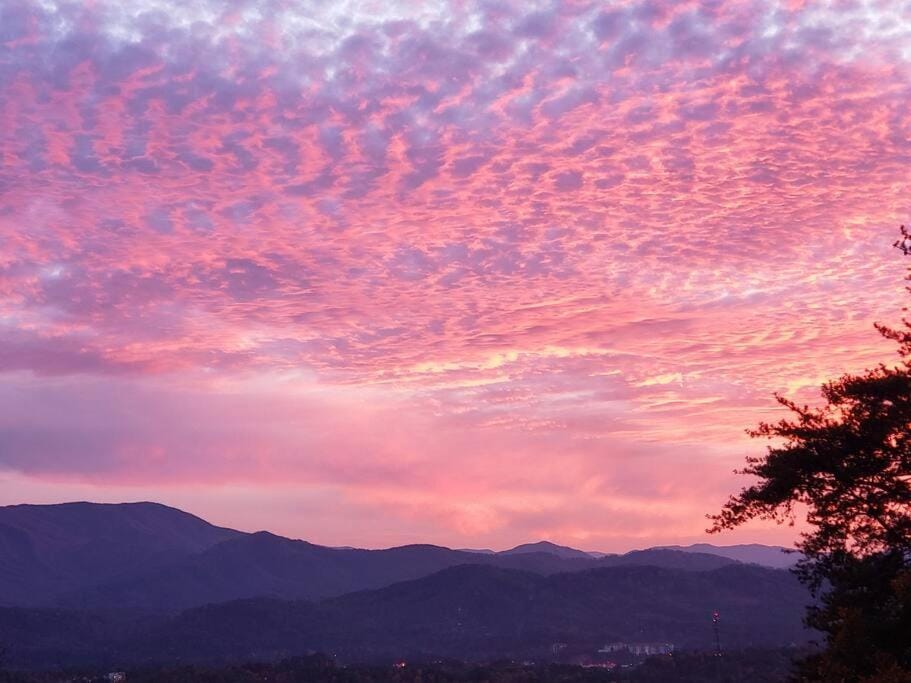 Yogi's Den: Breathtaking Views! 3 min to Dollywood, on 1 acre! House in Pigeon Forge