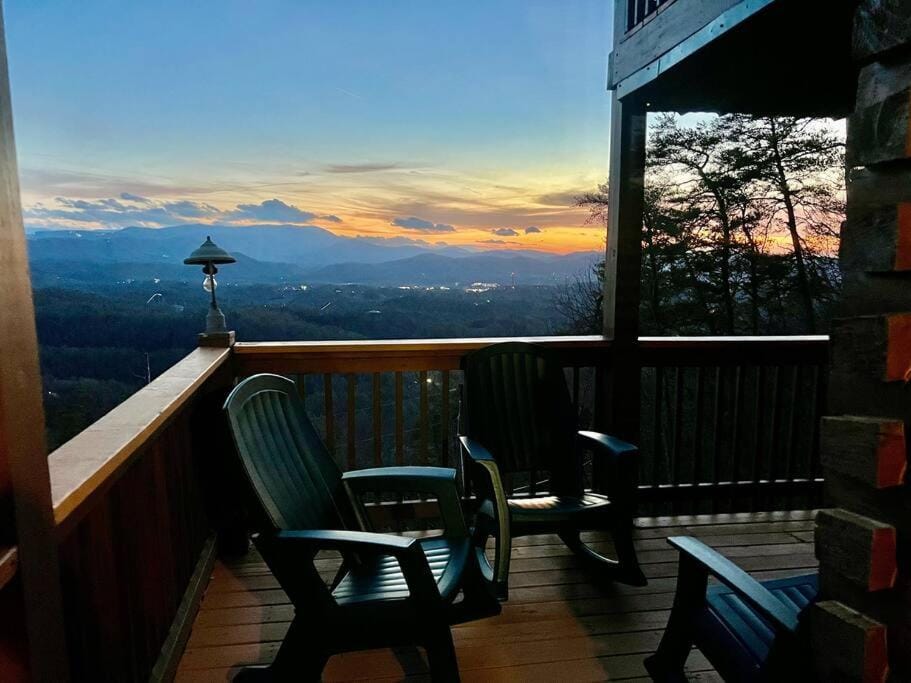 Yogi's Den: Breathtaking Views! 3 min to Dollywood, on 1 acre! House in Pigeon Forge