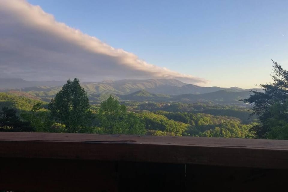 Yogi's Den: Breathtaking Views! 3 min to Dollywood, on 1 acre! House in Pigeon Forge