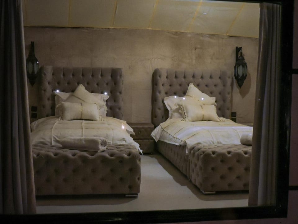 Shower, Breakfast, Dinner, Non alcoholic drinks, young children, older children, group of guests, Family