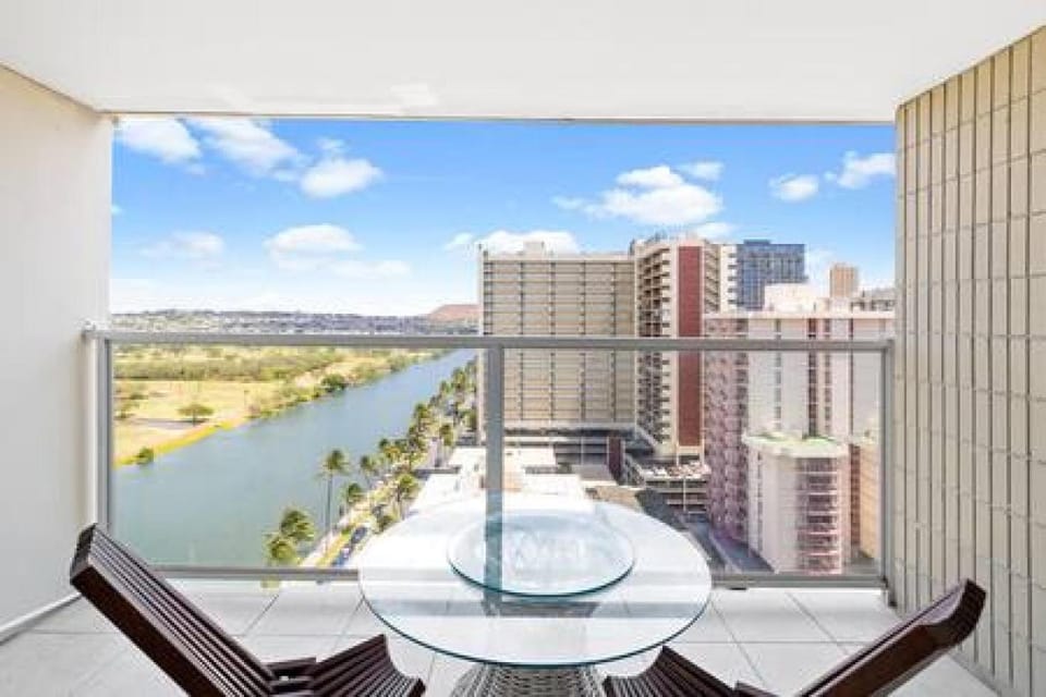 NEWLY Remodeled Upscale Design Central Waikiki House in Honolulu