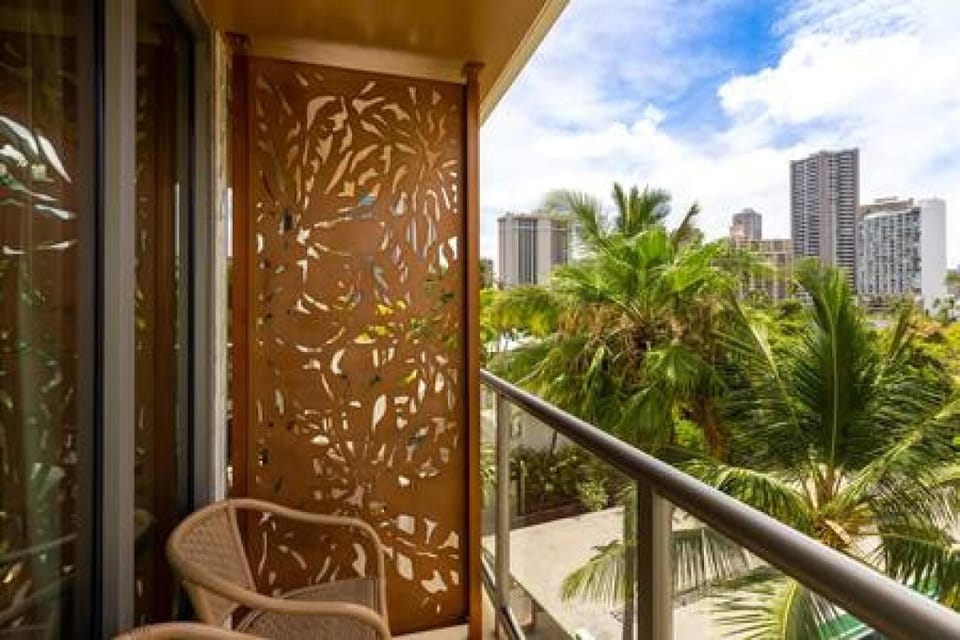 Minutes to Beach Pool Gym WFH Station Lanai House in McCully-Moiliili