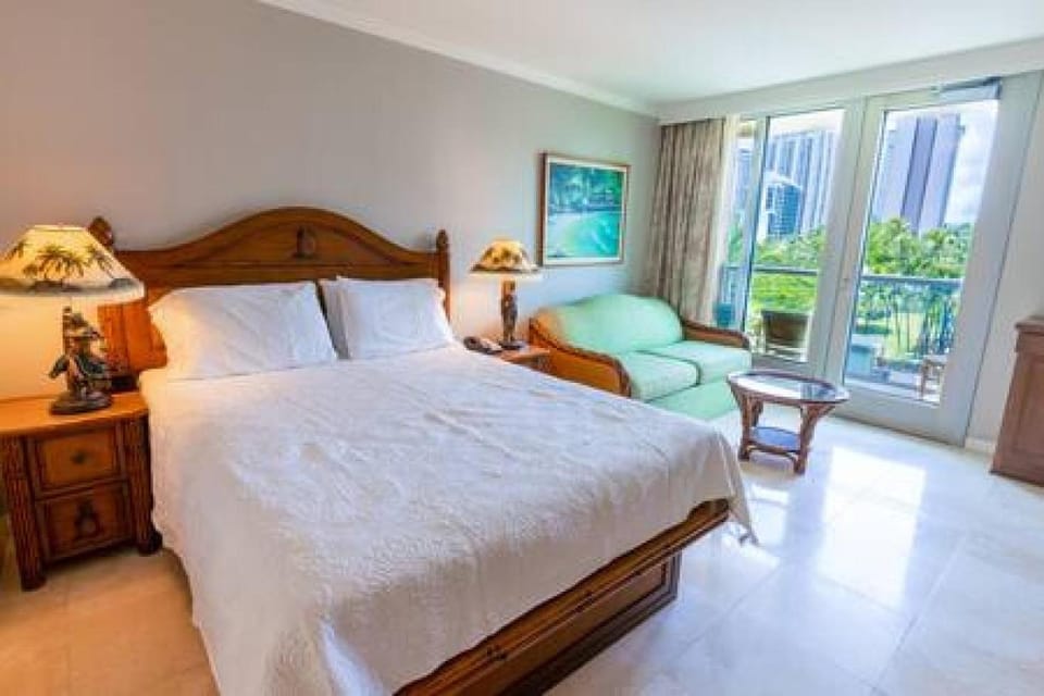 Minutes to Beach Pool Gym WFH Station Lanai House in McCully-Moiliili