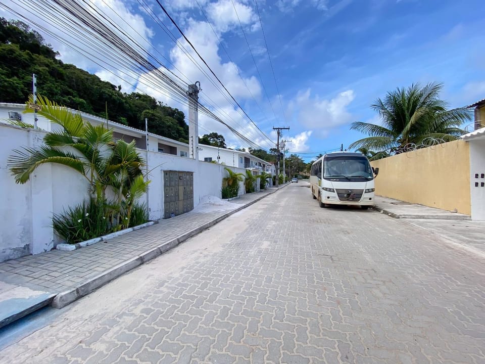 Apto Térreo com 2 quartos (ambos com ar split), sendo 1 suíte, internet privativa 300MBPS, no Residencial Vila Regina, condominio com piscina e área gourmet bem próximo a praia de Taperapuã House in State of Bahia