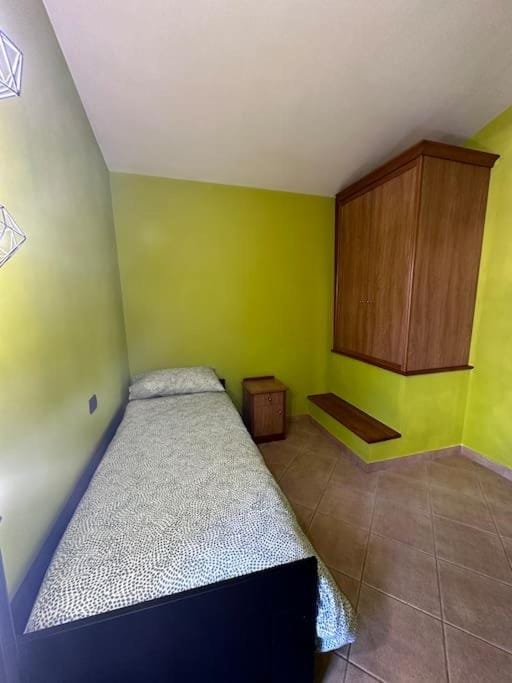 Photo of the whole room, Bedroom, wardrobe