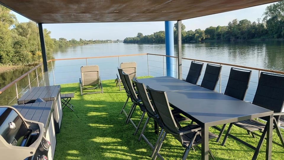 Property building, Spring, Day, Natural landscape, View (from property/room), Dining area, River view