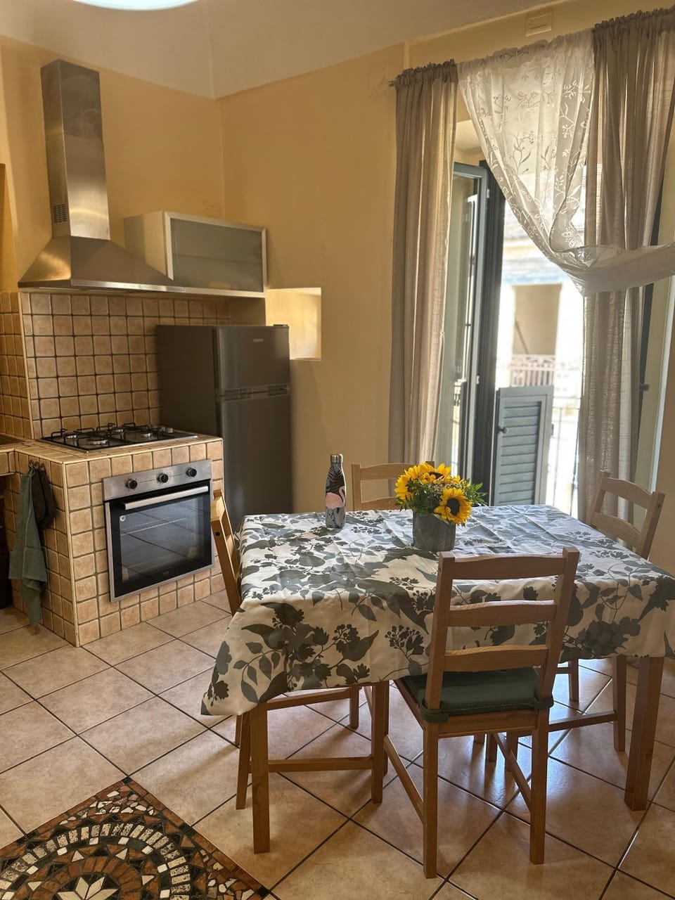 Kitchen or kitchenette, Dining area, oven, stove
