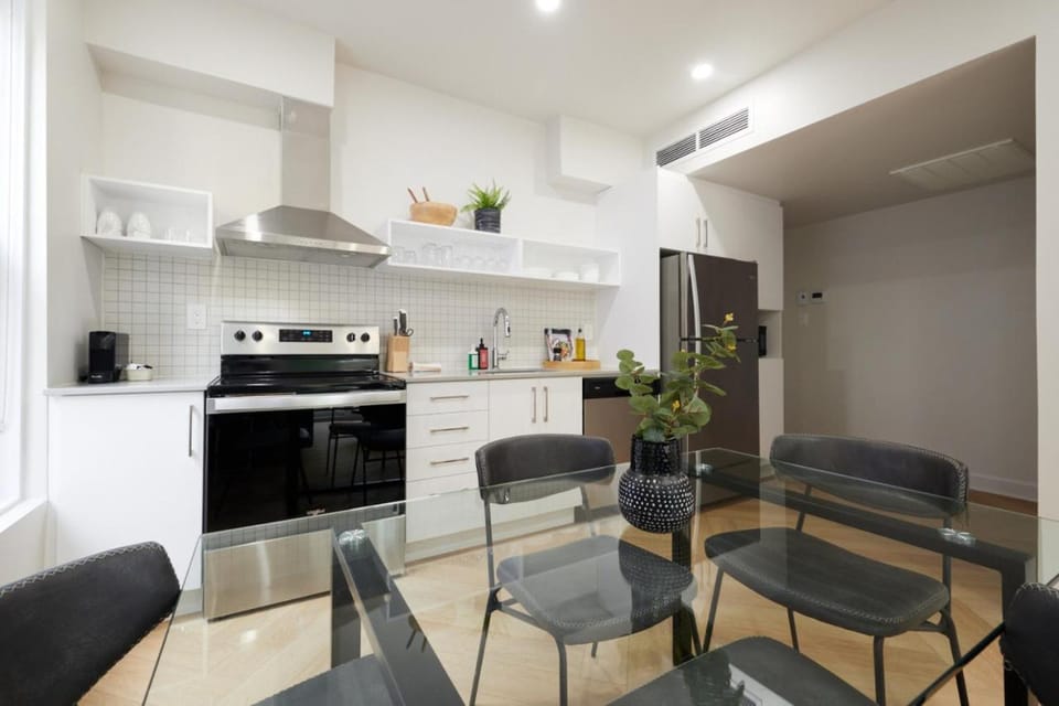 Kitchen or kitchenette, Seating area, Dining area, oven, stove