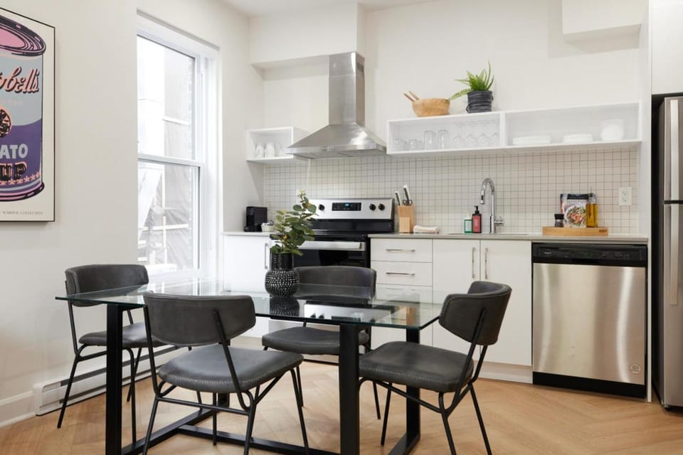 Kitchen or kitchenette, Seating area, Dining area, oven, stove