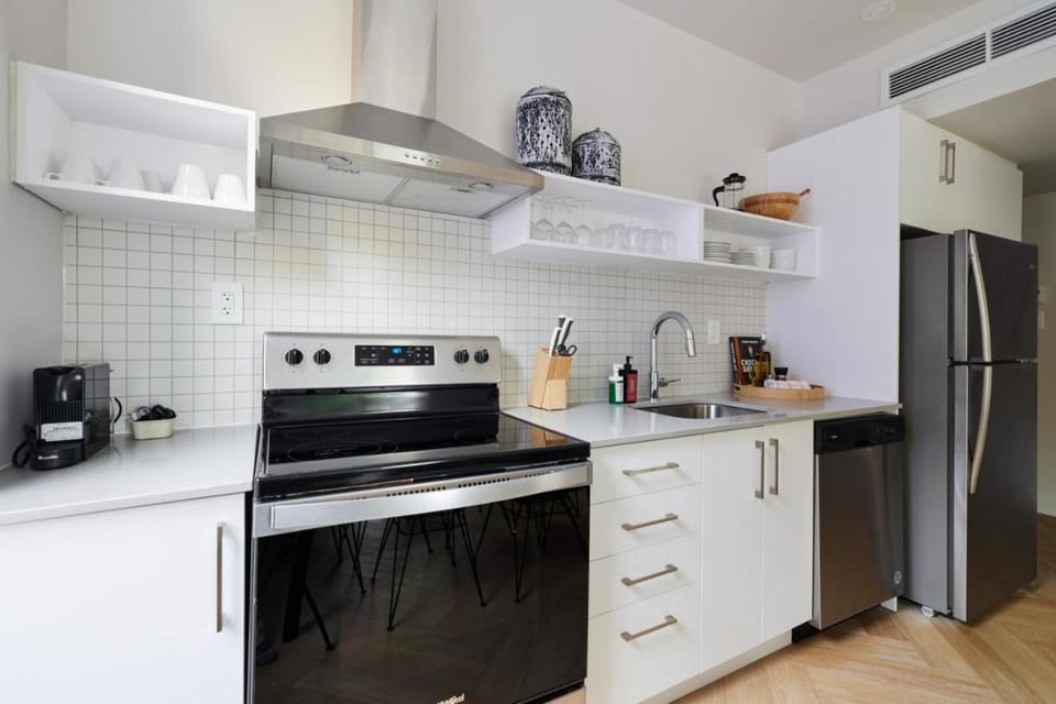 Coffee/tea facilities, Kitchen or kitchenette, dishwasher, oven, stove