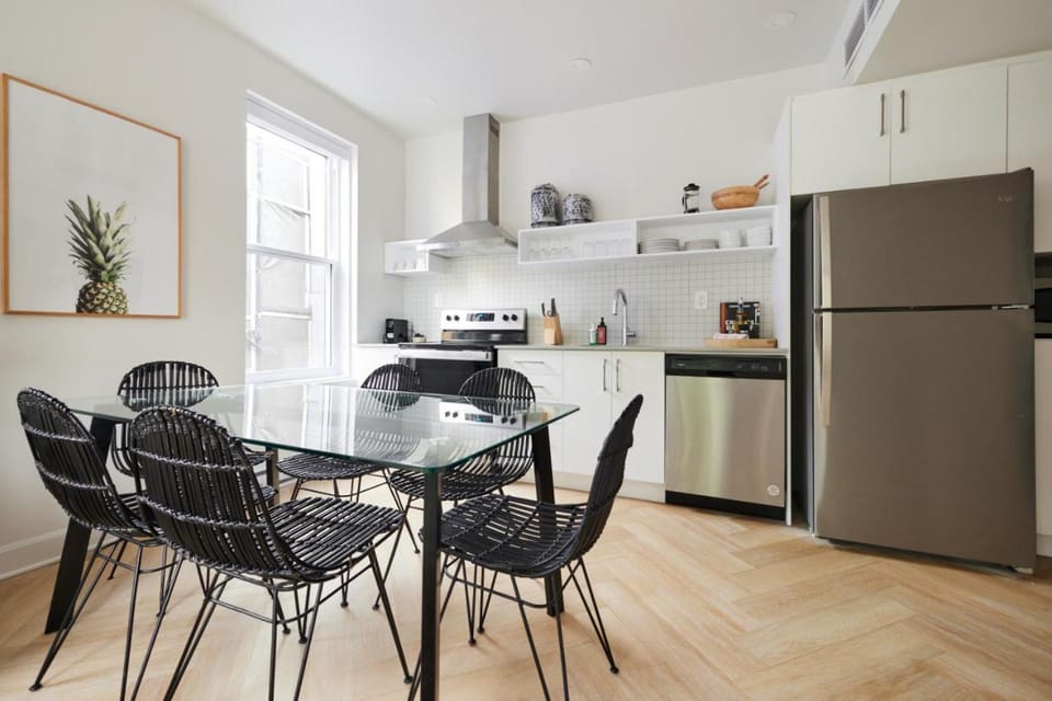 Kitchen or kitchenette, Seating area, Dining area, dishwasher, oven, stove