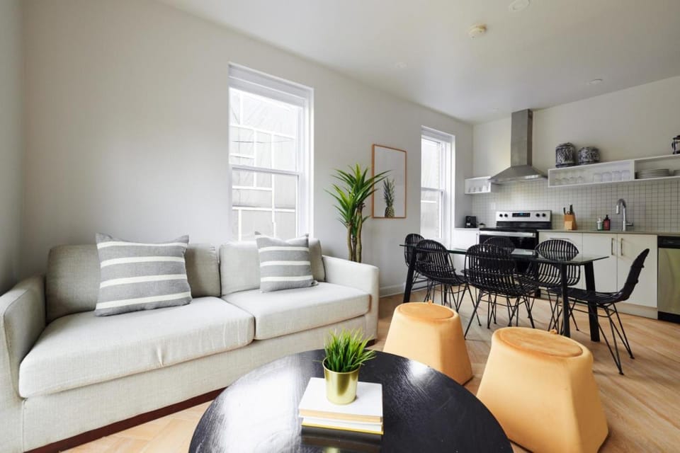Kitchen or kitchenette, Living room, Seating area, Dining area