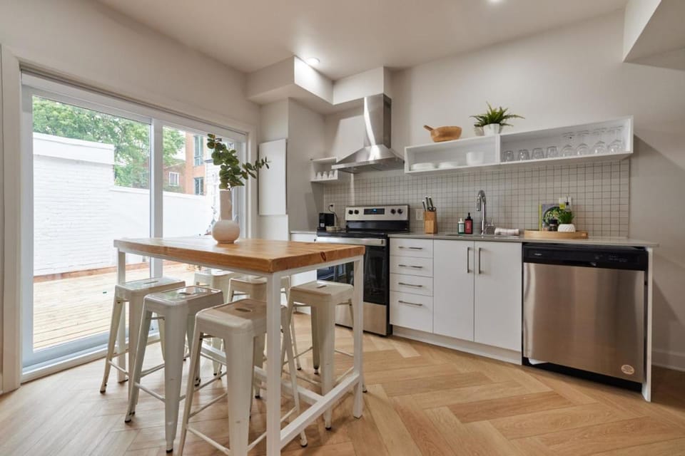 Kitchen or kitchenette, Dining area, dishwasher, oven, stove