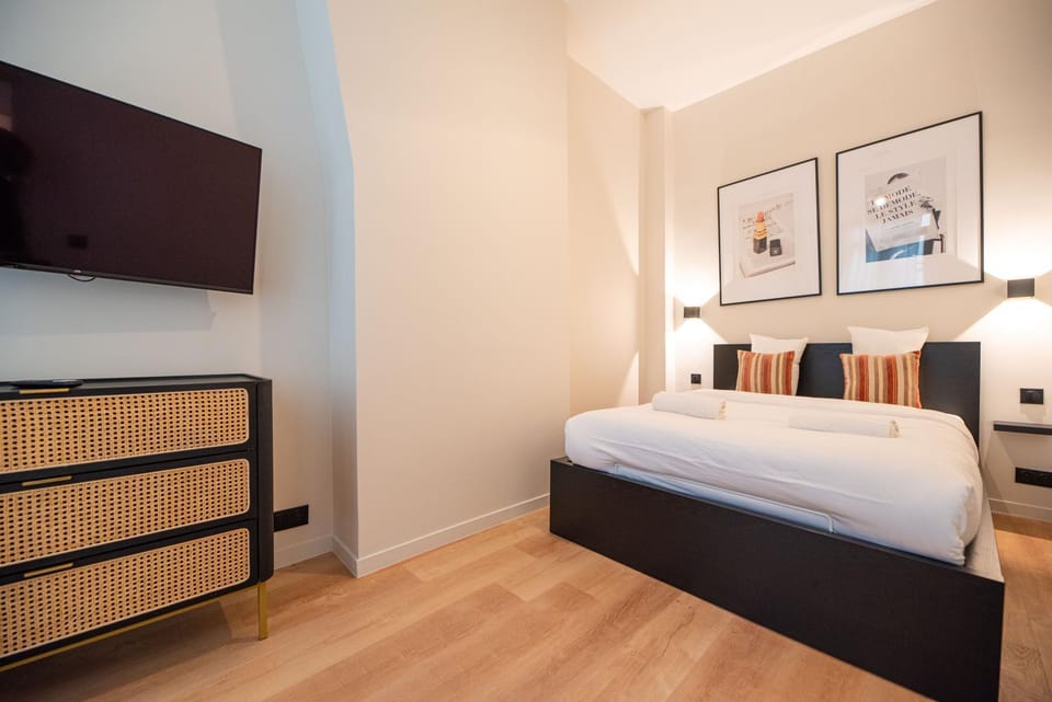 Bed, TV and multimedia, Bedroom