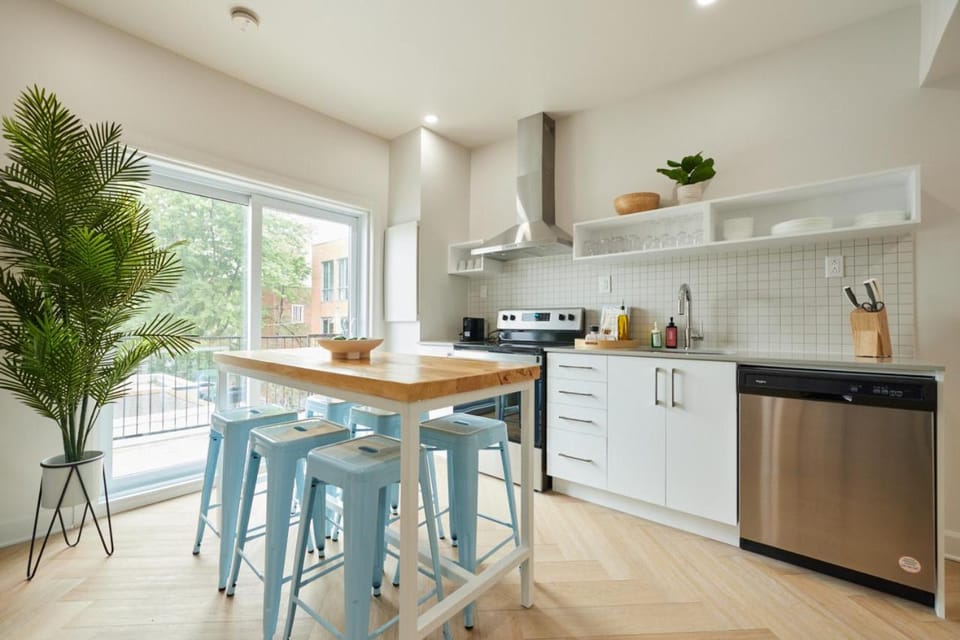 Kitchen or kitchenette, Dining area, dishwasher, stove