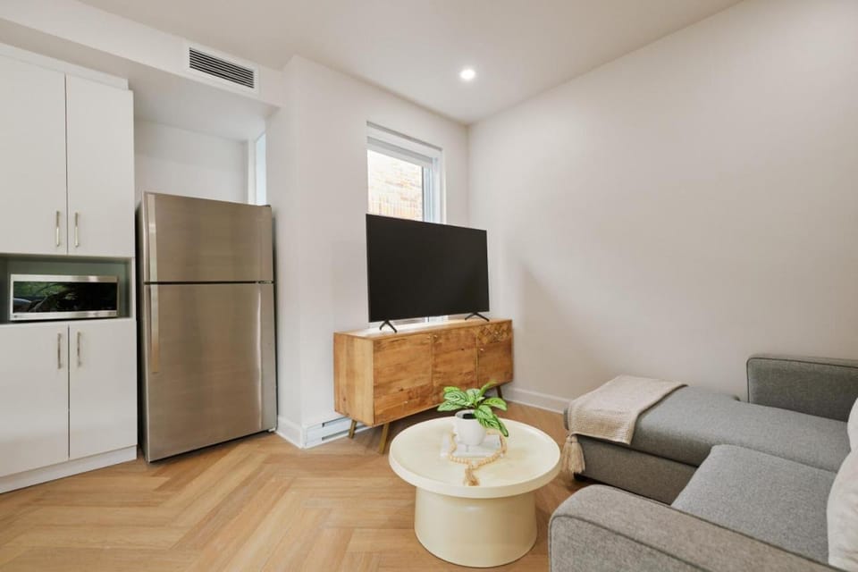 TV and multimedia, Kitchen or kitchenette, Living room, Seating area, Evening entertainment, microwave