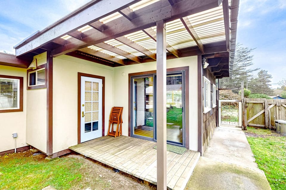 Eco-Conscious Home with Spacious Yard & EV Charger House in Mendocino County