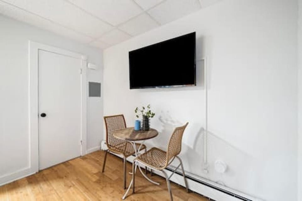 Comfy 1BR with Parking - Near UC, Zoo, Downtown Apartment in Cincinnati