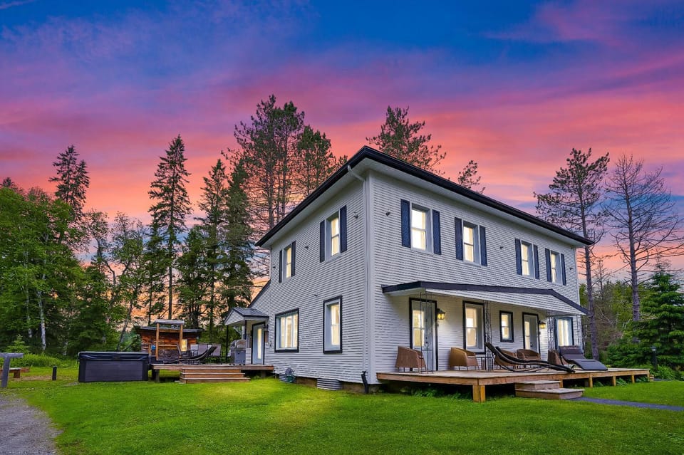 Domaine d'exception, bord de rivière, plage privée, spacieux chalet pour grande famille ou entre amis - activités, spa 10 places House in Ontario