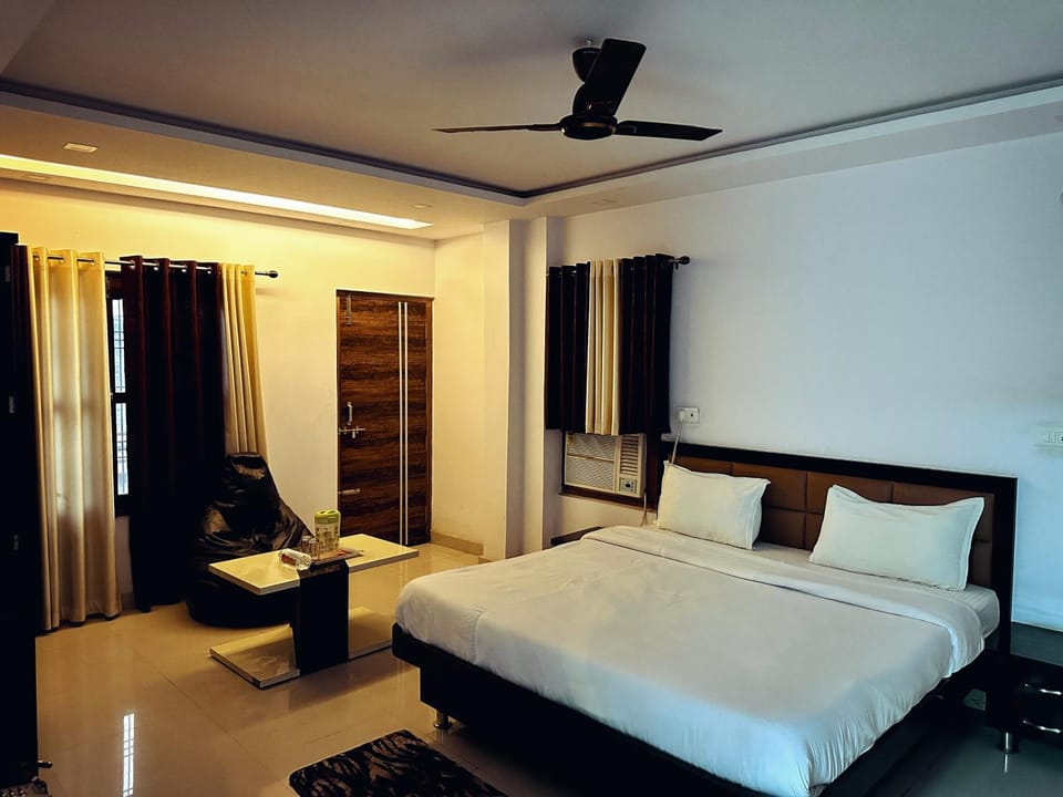 Bed, Photo of the whole room, Seating area, Bedroom