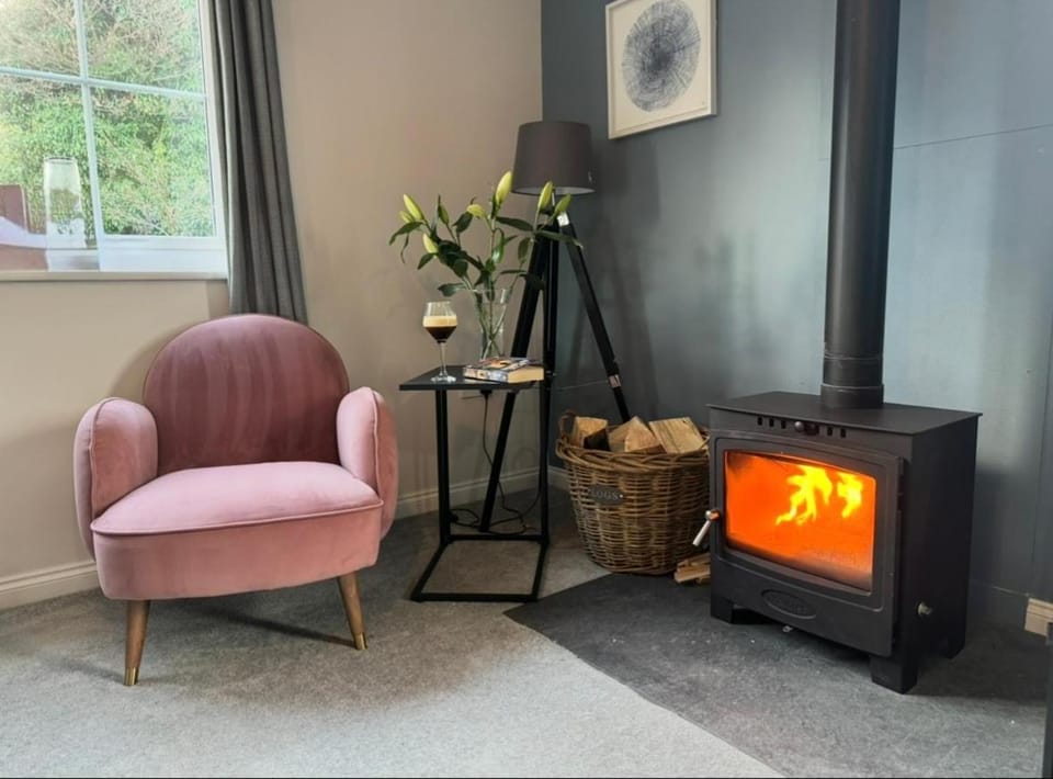 Riverside View - Large, modern 4 bedroom house with hot tub House in England