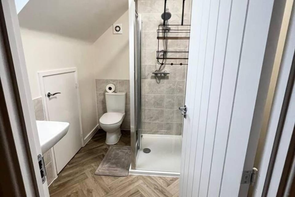 3-Bed House Sleeps 5 Free Parking House in Bradford